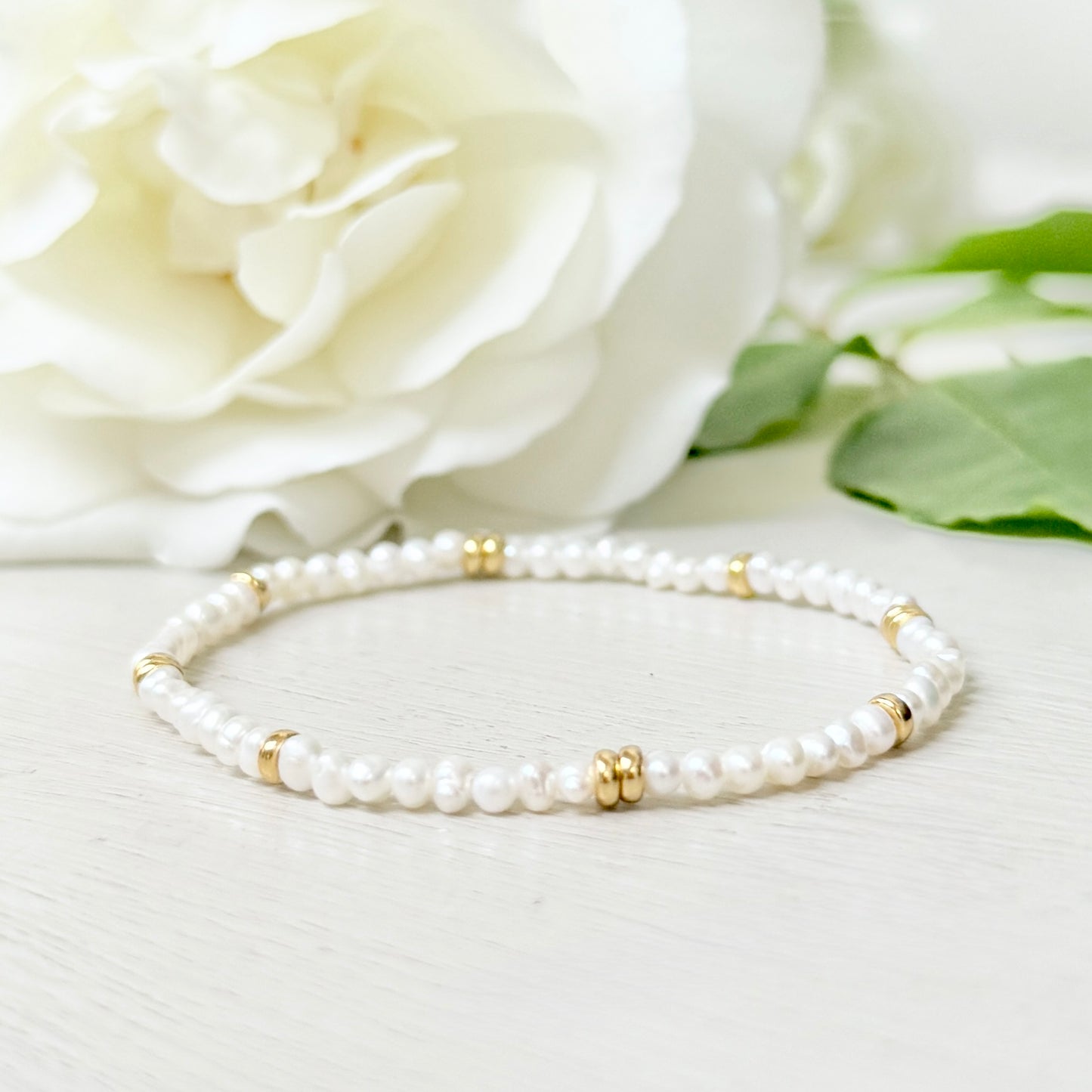 Freshwater Pearl & Single Gold Nugget Stretchy Gemstone Bracelet