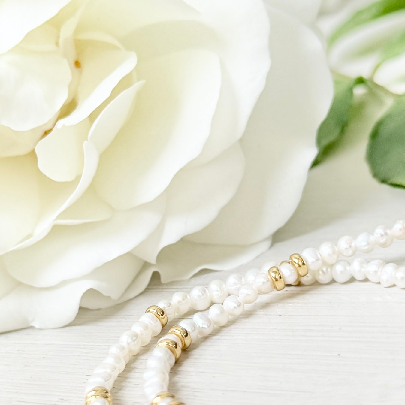 Freshwater Pearl & Single Gold Nugget Stretchy Gemstone Bracelet