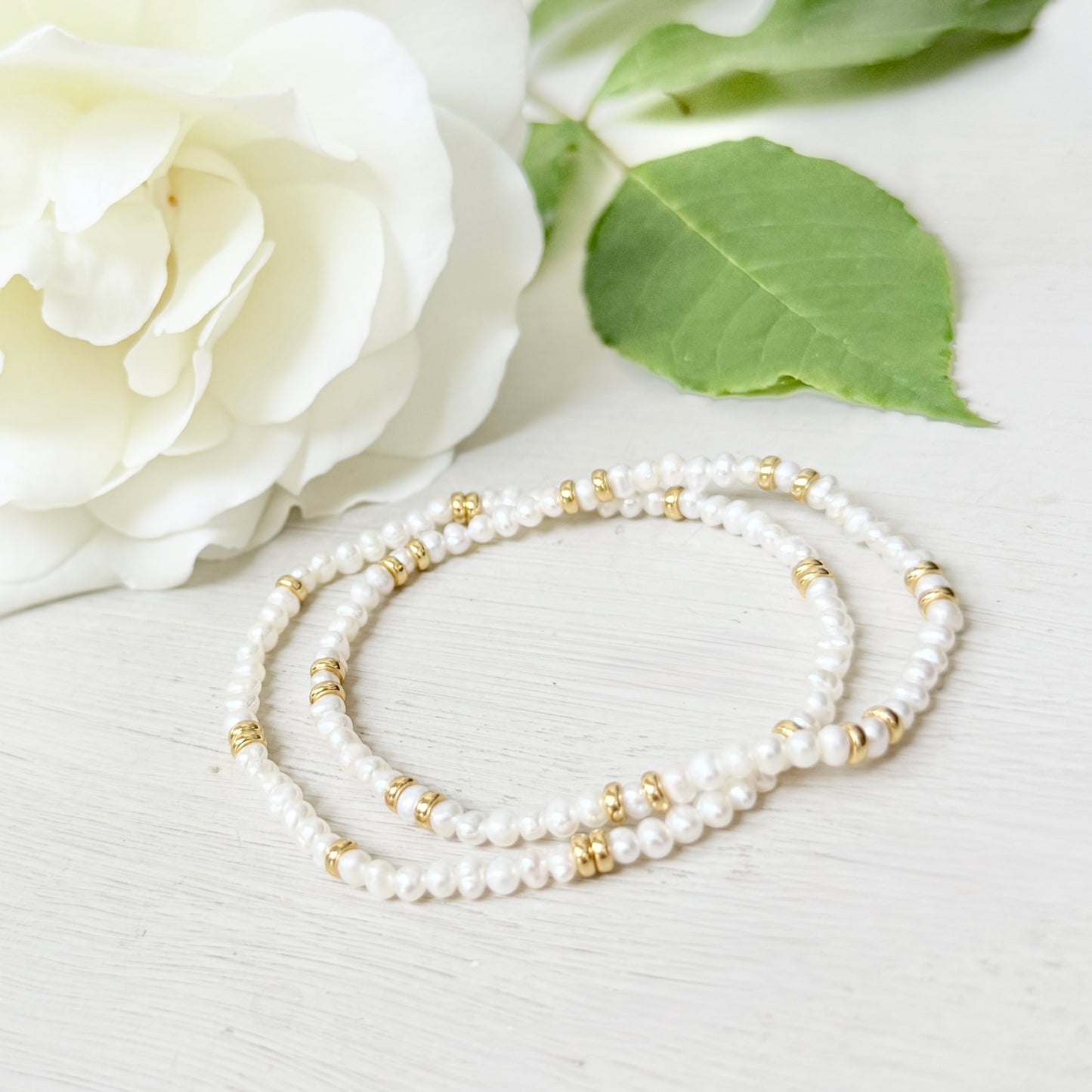 Freshwater Pearl & Single Gold Nugget Stretchy Gemstone Bracelet