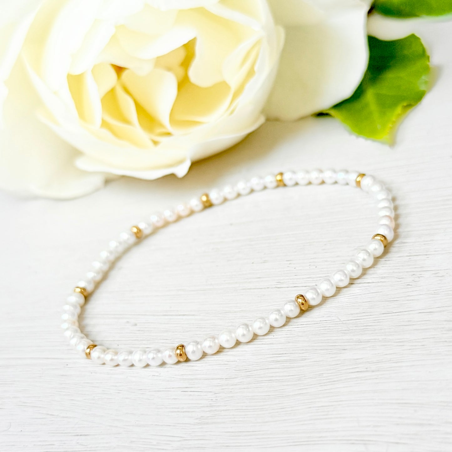 Freshwater Pearl & Single Gold Nugget Stretchy Gemstone Bracelet