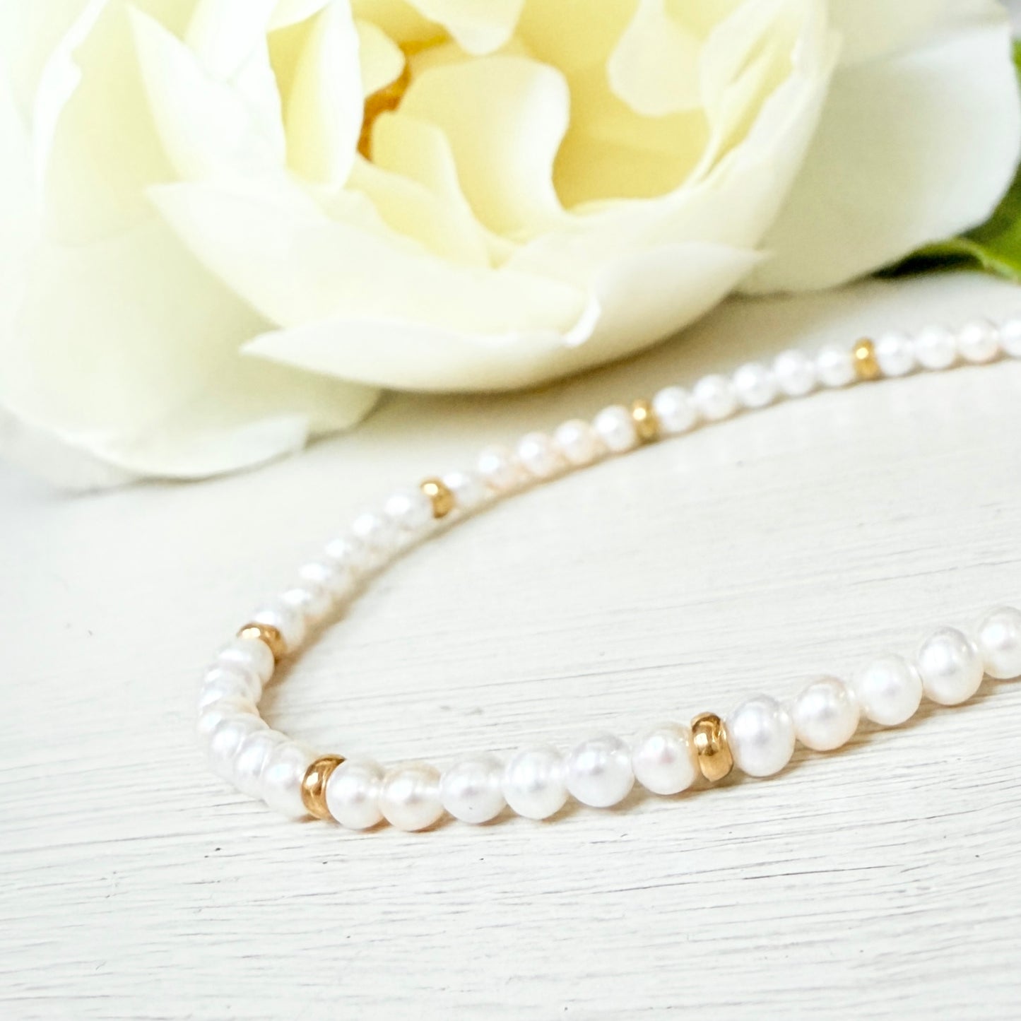 Freshwater Pearl & Single Gold Nugget Stretchy Gemstone Bracelet