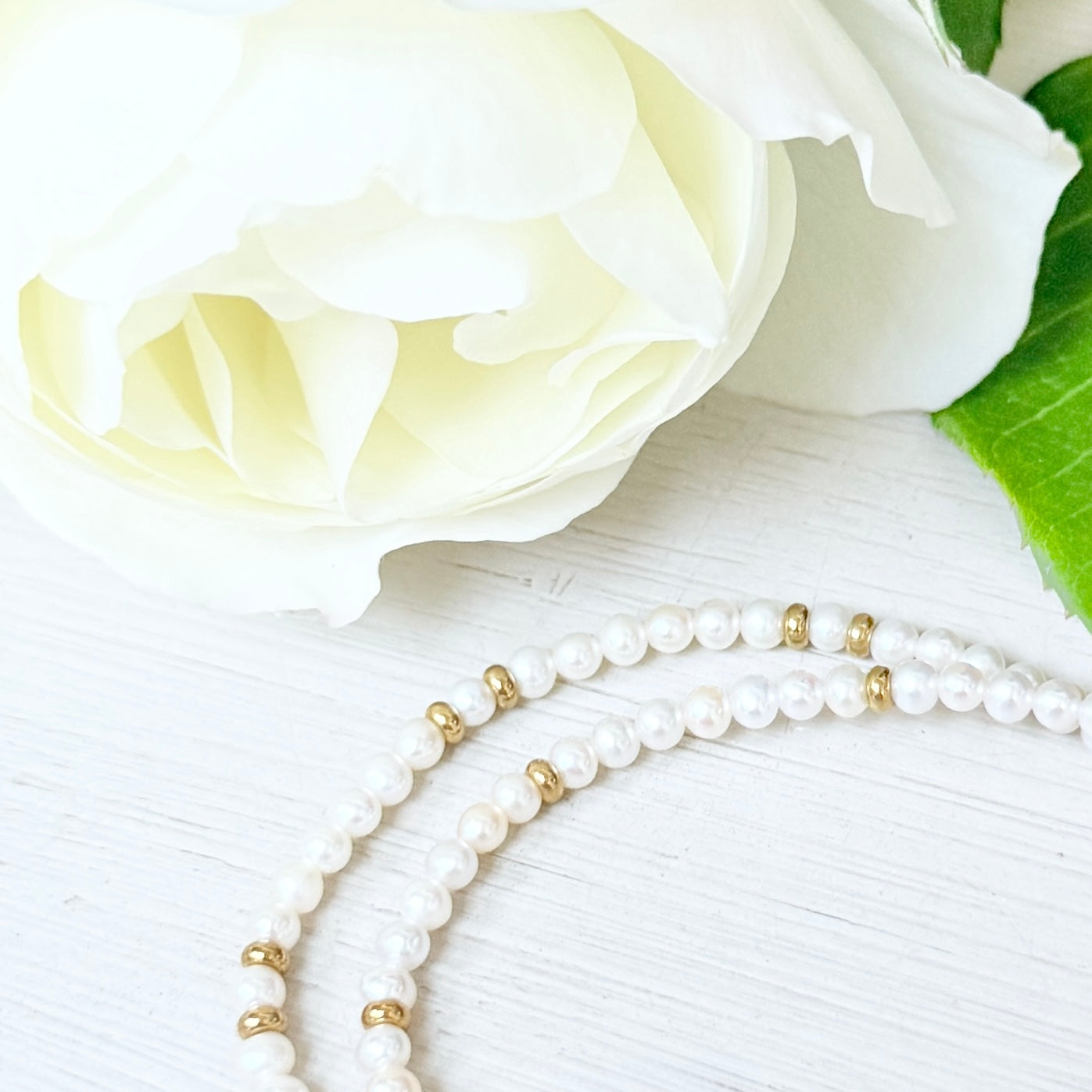 Freshwater Pearl & Single Gold Nugget Stretchy Gemstone Bracelet