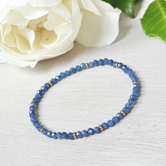 Oxford Blue Quartz & Single Gold Nugget Stretchy Gemstone Bracelet