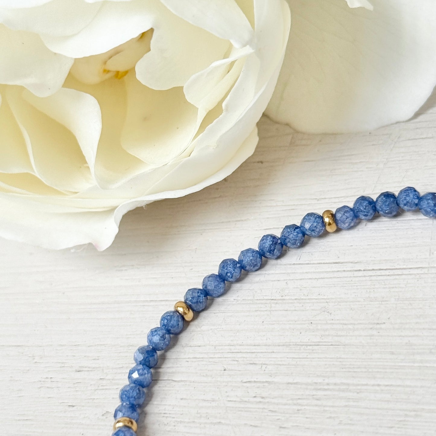 Oxford Blue Quartz & Single Gold Nugget Stretchy Gemstone Bracelet