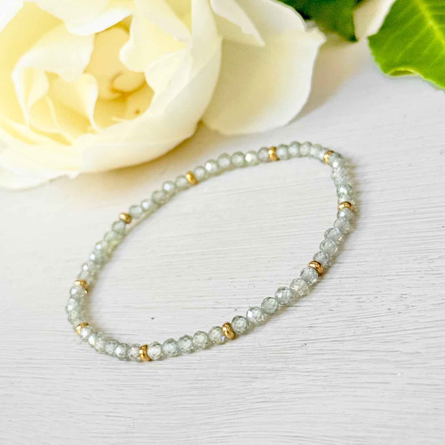 Sage Green Quartz & Single Gold Nugget Stretchy Gemstone Bracelet