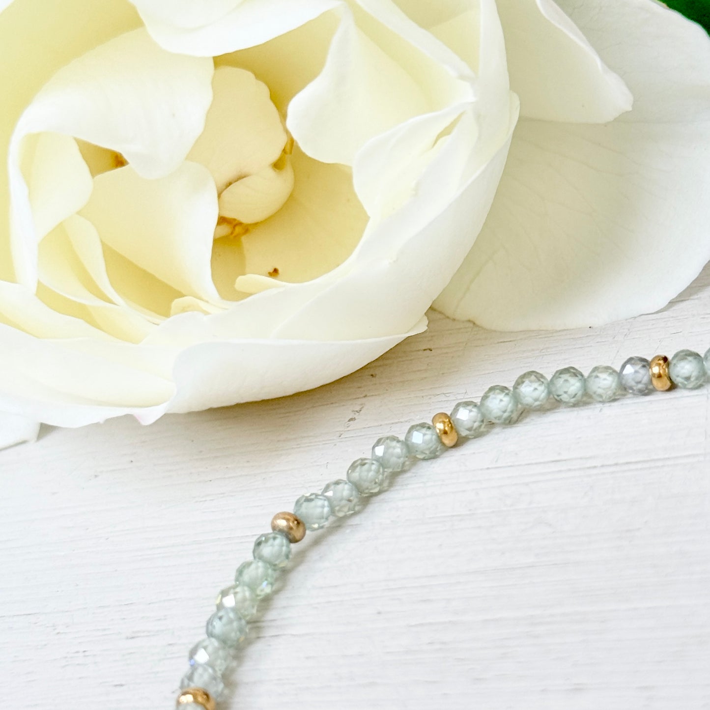 Sage Green Quartz & Single Gold Nugget Stretchy Gemstone Bracelet