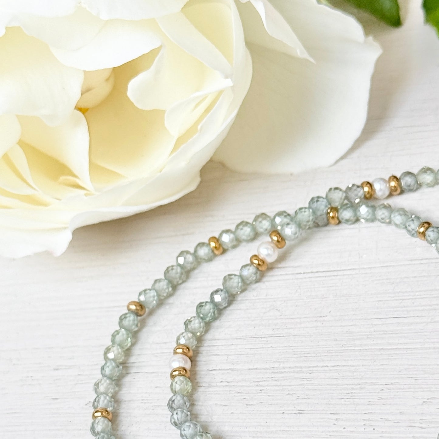 Sage Green Quartz & Single Gold Nugget Stretchy Gemstone Bracelet