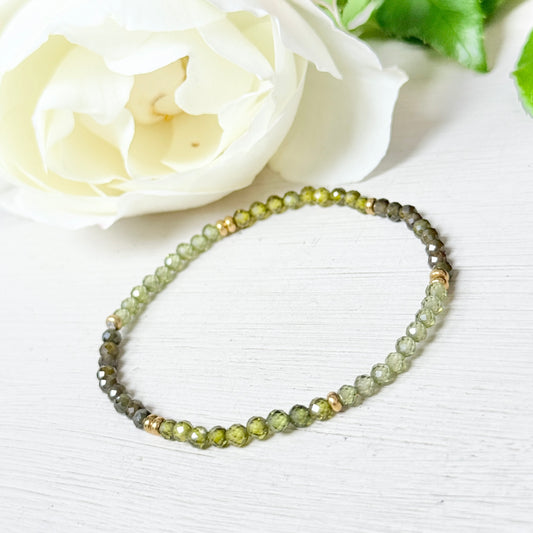 Olive Green Peridot Ombré & Gold Nugget Stretchy Gemstone Bracelet